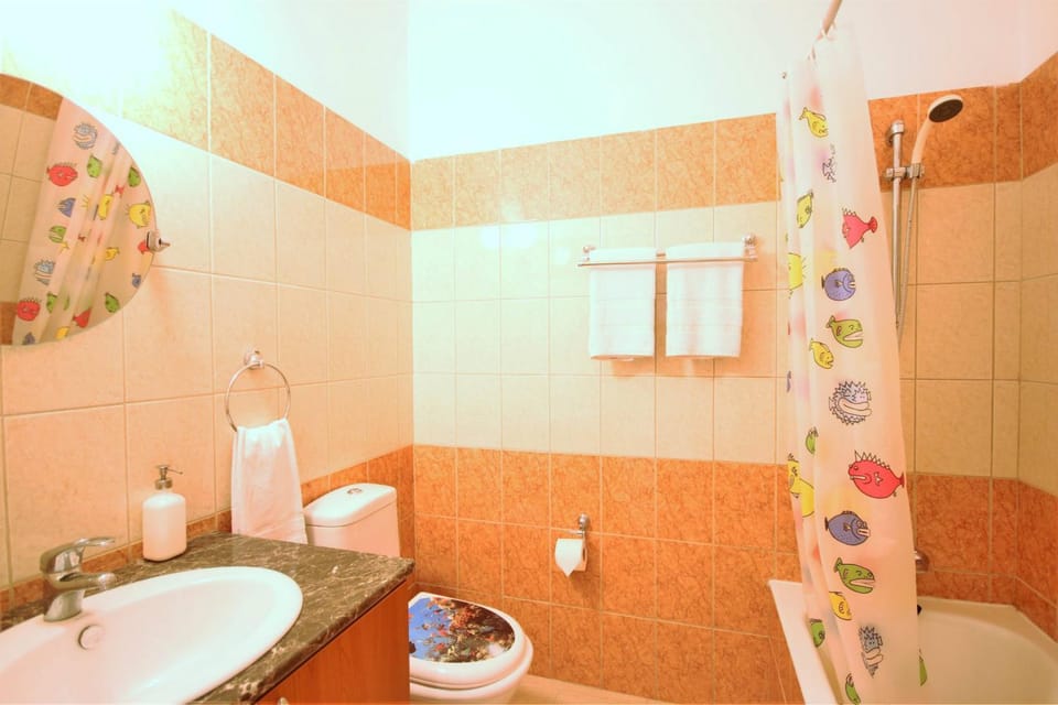 Shower, Toilet, Bathroom, Other, Decorative detail, Bath, towels