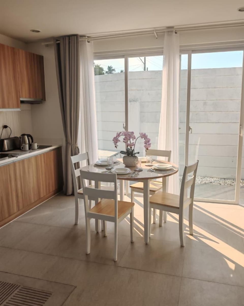 Kitchen or kitchenette, Dining area, kitchen