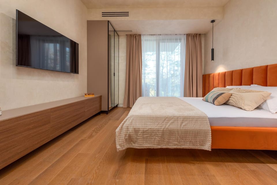 Bed, TV and multimedia, Photo of the whole room, Bedroom