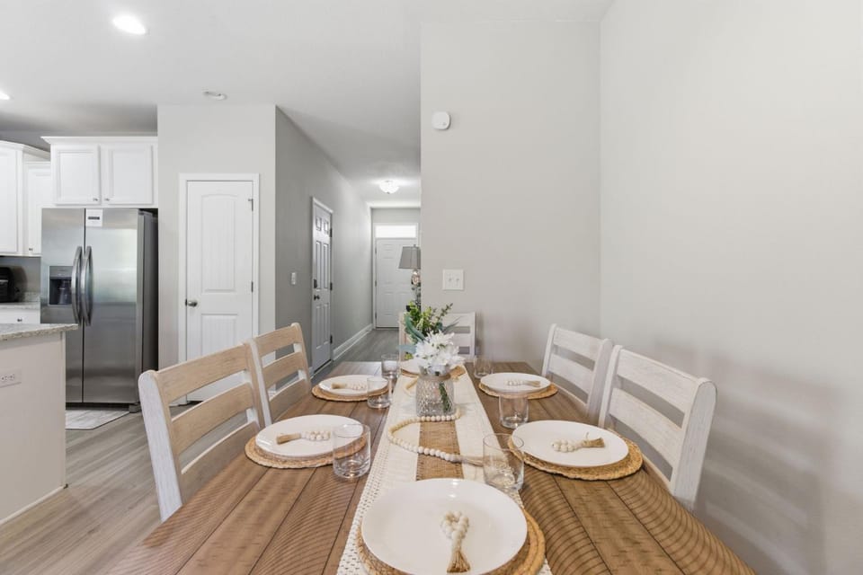 Kitchen or kitchenette, Dining area, oven