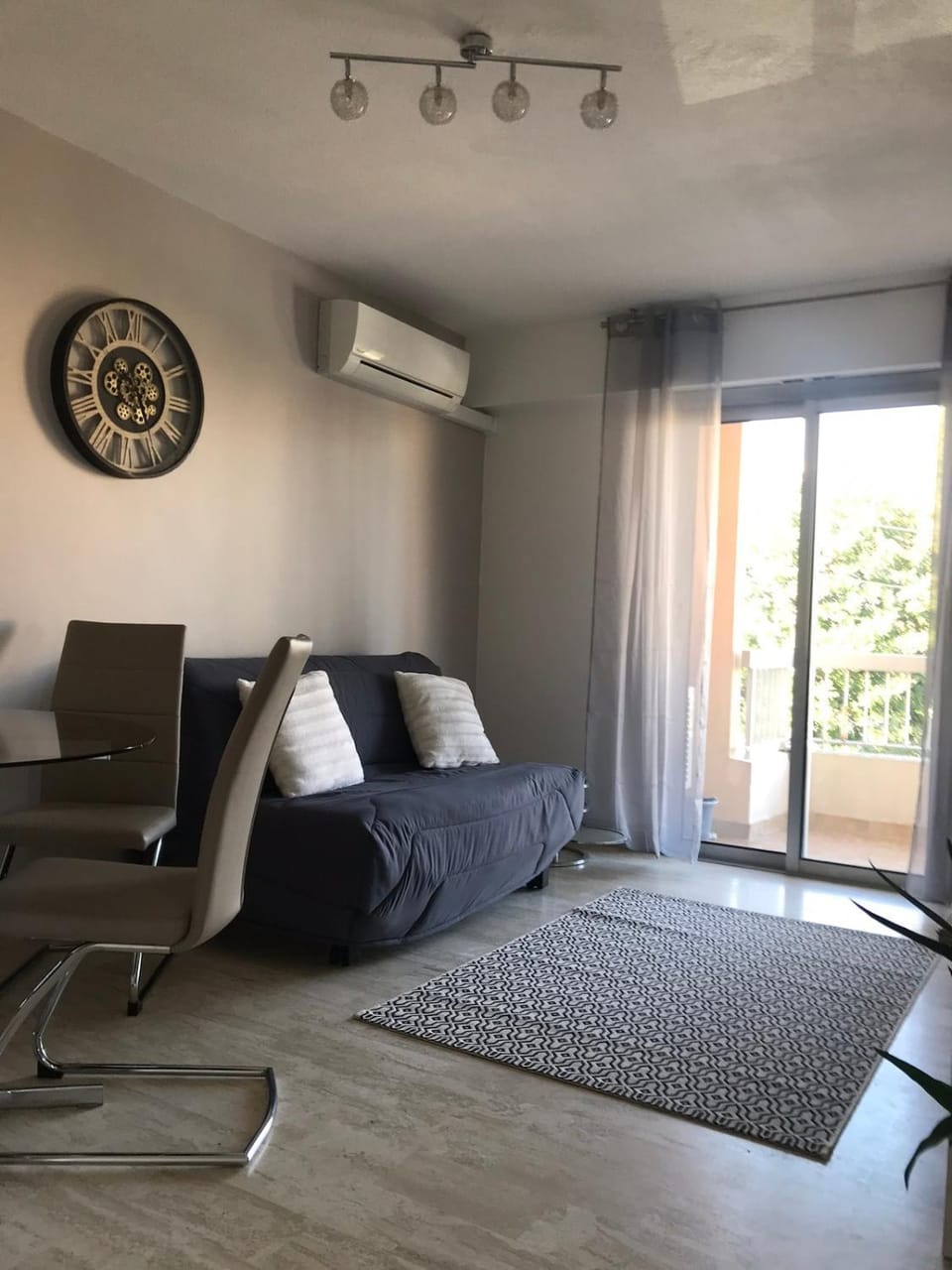 ANTIBES Appartement 2 pièces CLIMATISÉ pour 4 personnes PISCINE Plage à pied Apartment in Antibes