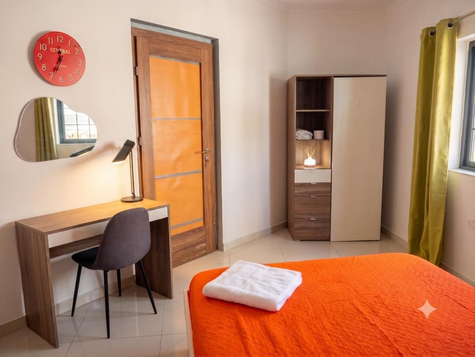 Modern room in prime area for beaches & nightlife! -Fast & easy self check in -Independent access -No Family sharing - Pembroke Gardens location Vacation rental in Saint Julians