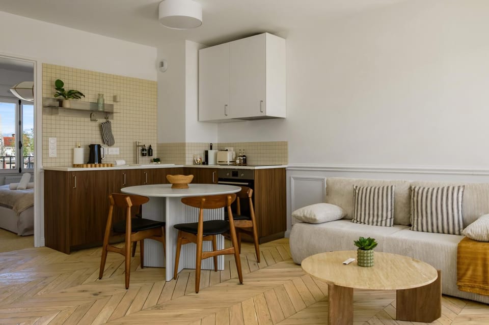 Coffee/tea facilities, Kitchen or kitchenette, Living room, Dining area