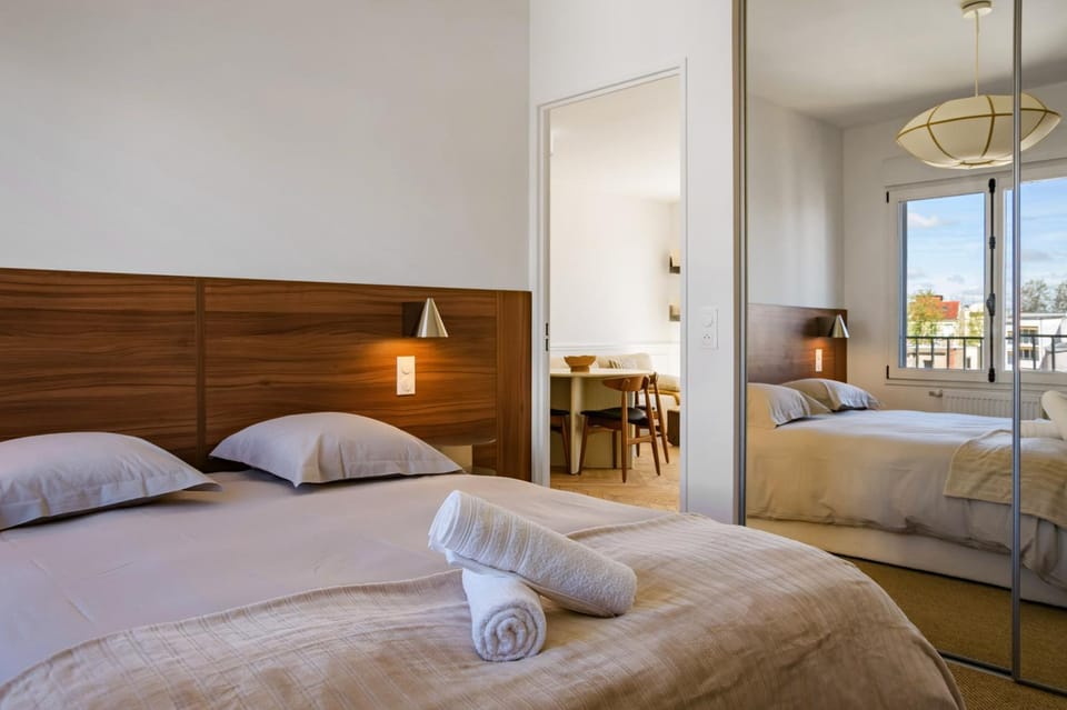 Bed, Photo of the whole room, Bedroom, towels