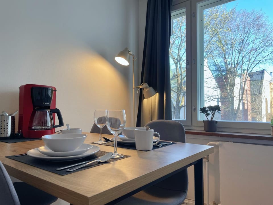 Coffee/tea facilities, Dining area, Inner courtyard view