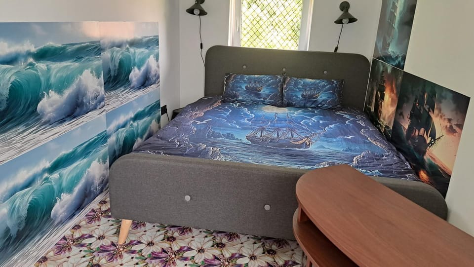 APPLE PARADISE, House of mirrors, self check-in, FREE PARKING Bed and Breakfast in Riga