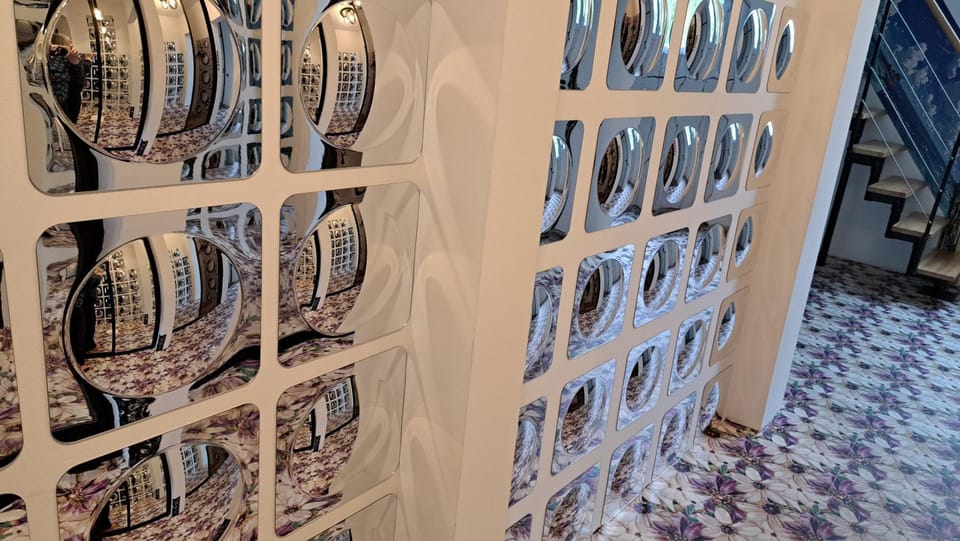 APPLE PARADISE, House of mirrors, self check-in, FREE PARKING near the Turiba University,Billiard player Bed and Breakfast in Riga