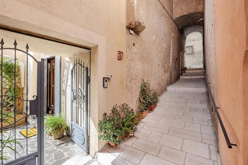 Filocase Gaia Cozy Antique Semi Basement in Old Town Apartment in Campania