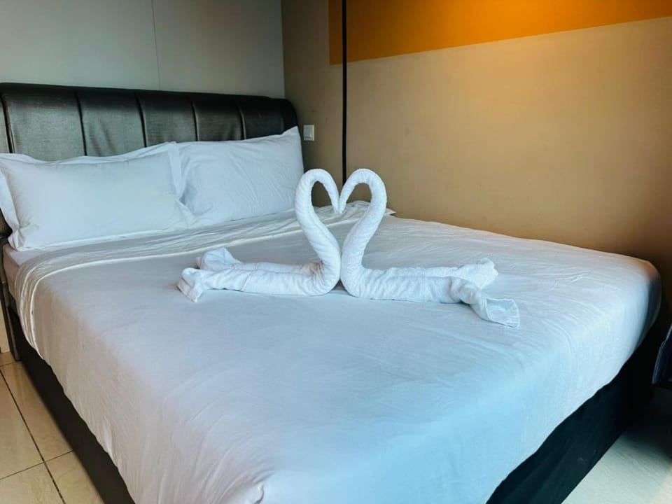 Bed, Photo of the whole room, Bedroom, towels