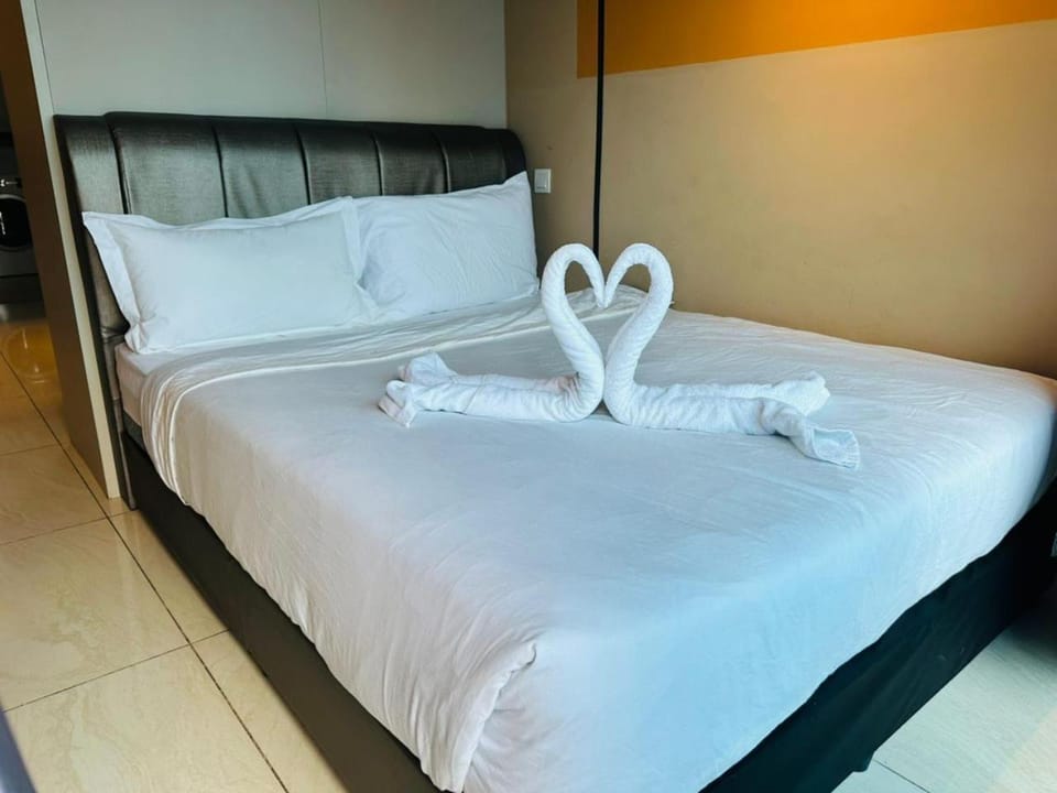 Bed, Photo of the whole room, Bedroom, towels