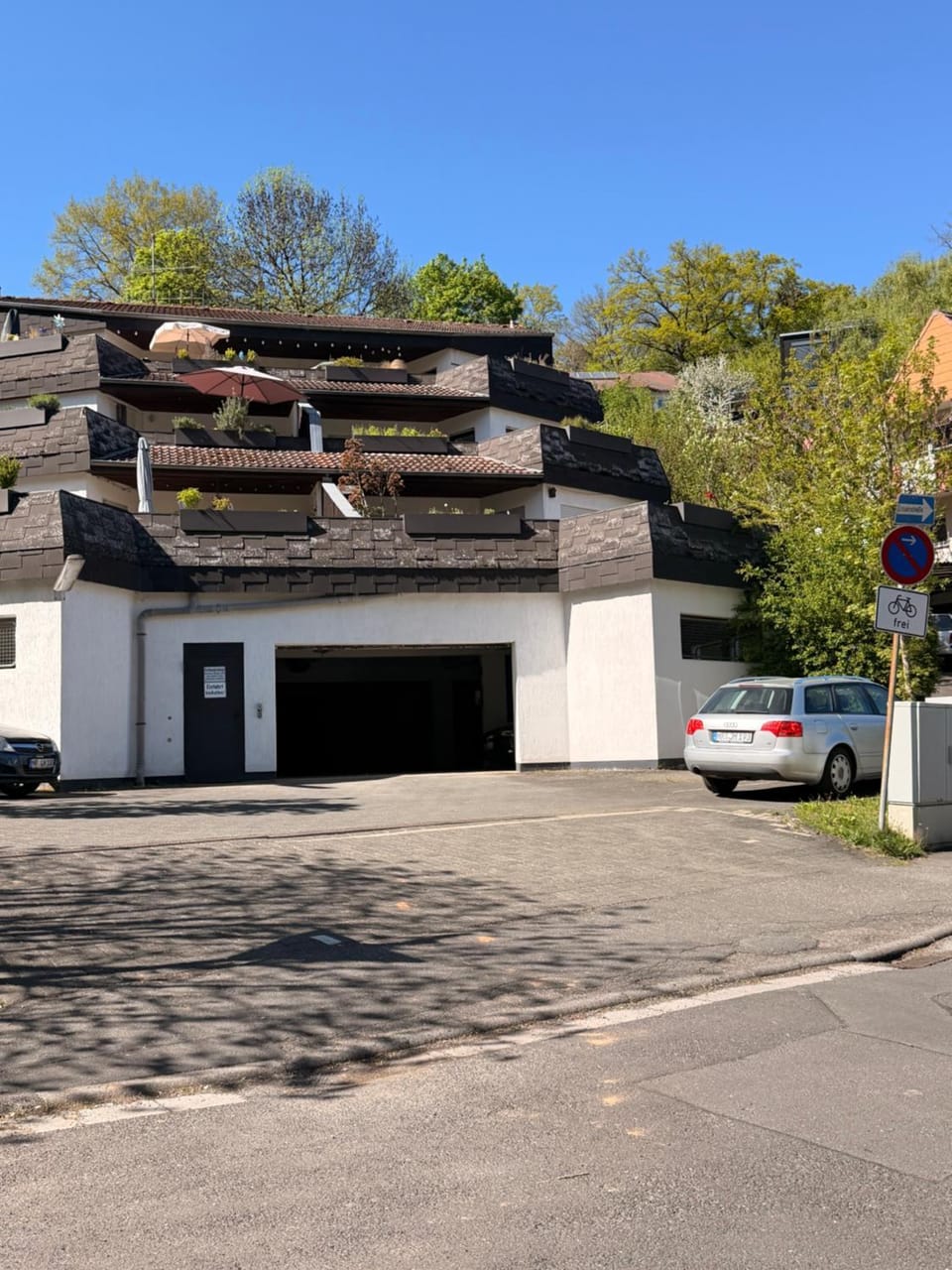 Modernes, neumöbliertes Zimmer mit Gemeinschaftsbad Apartment in Marburg