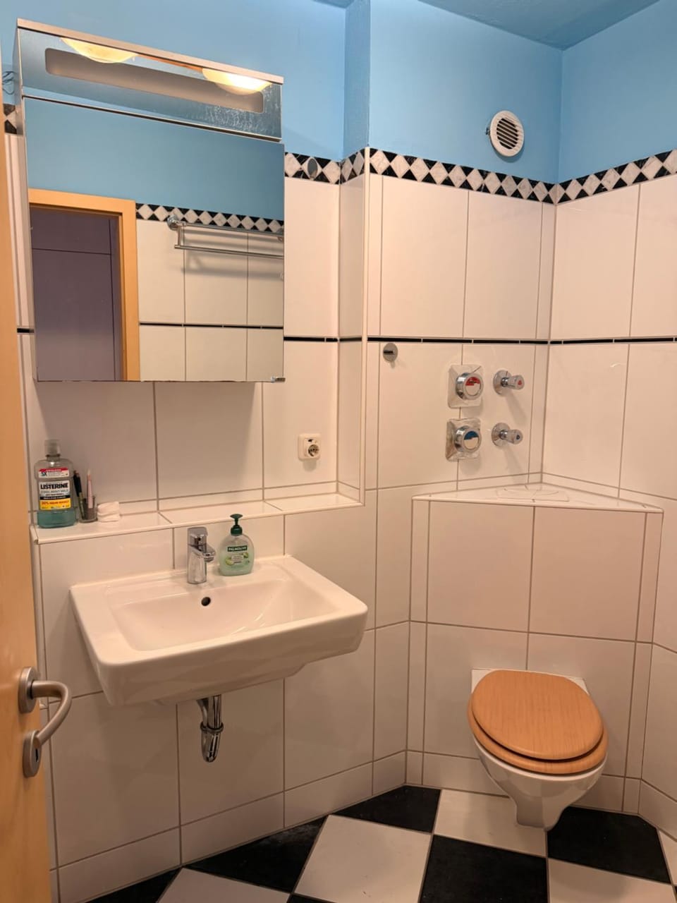 Modernes, neumöbliertes Zimmer mit Gemeinschaftsbad Apartment in Marburg