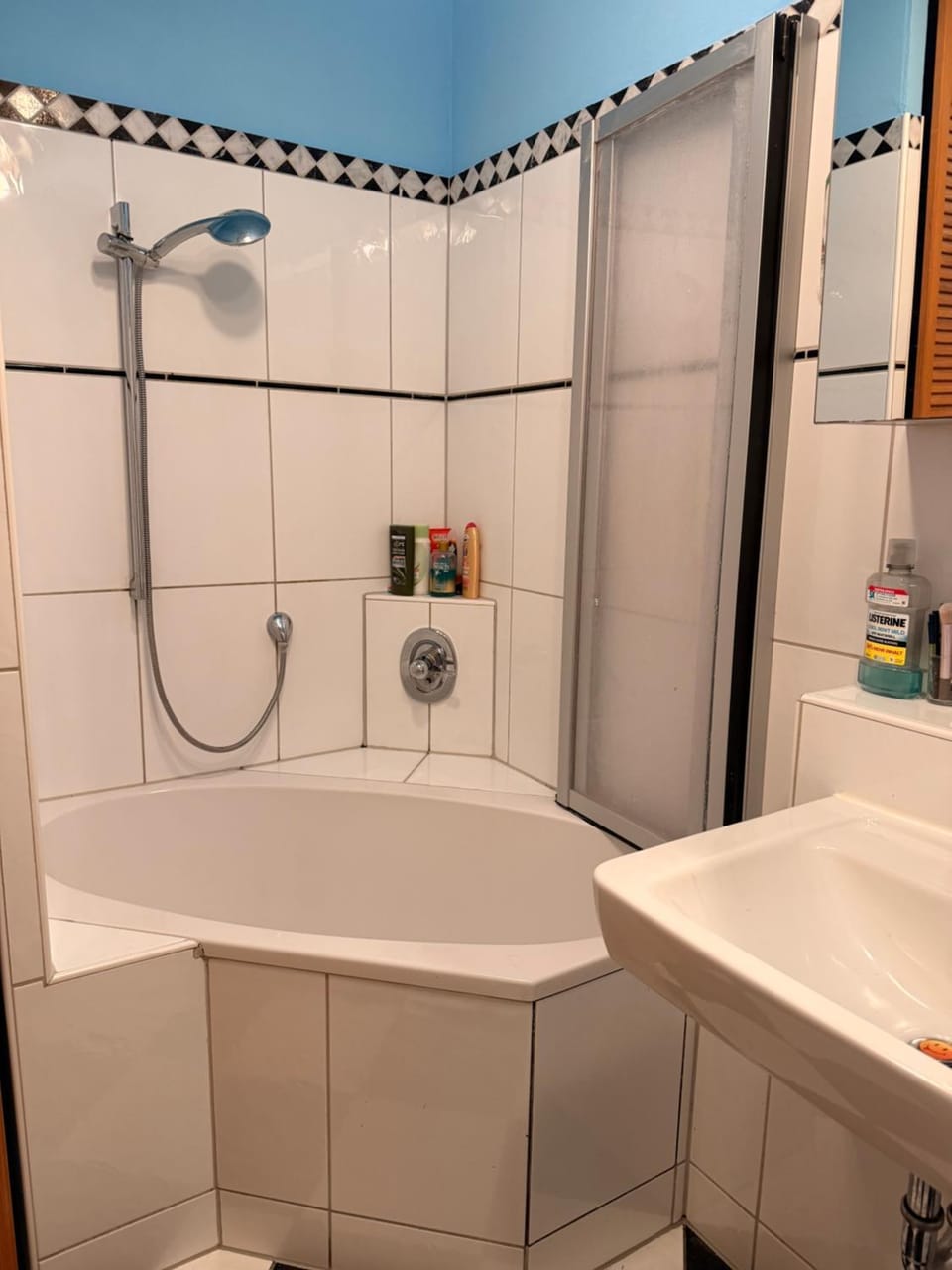 Modernes, neumöbliertes Zimmer mit Gemeinschaftsbad Apartment in Marburg