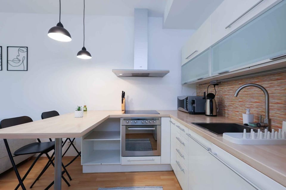 Rastislavova- Urban Green Corner Apartment in Bratislava