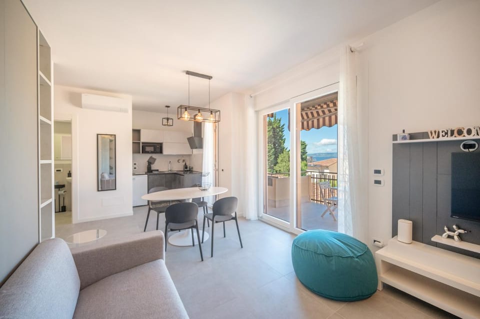 ApartmentsGarda - Aristea Design Living Apartment in Torri del Benaco