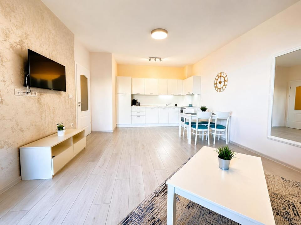 Bed, TV and multimedia, Kitchen or kitchenette, Living room, Photo of the whole room, Seating area, Dining area, Bedroom
