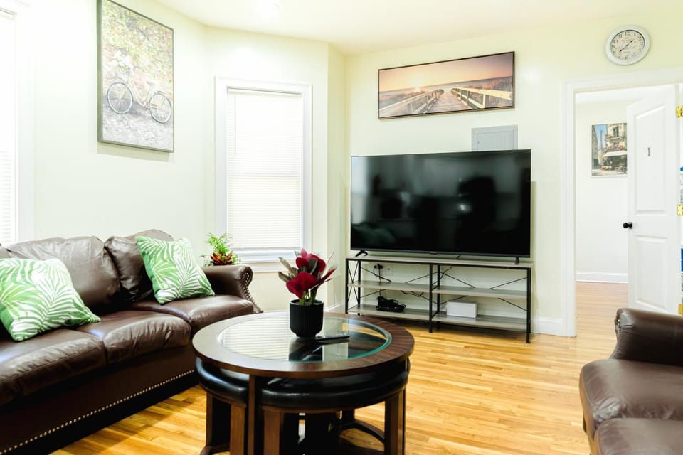 Bright 4BR Boston Summer Apt - Pet-Friendly - Near I-93 & Red Line 37-2 Apartment in Quincy