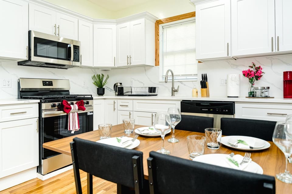 Bright 4BR Boston Summer Apt - Pet-Friendly - Near I-93 & Red Line 37-2 Apartment in Quincy