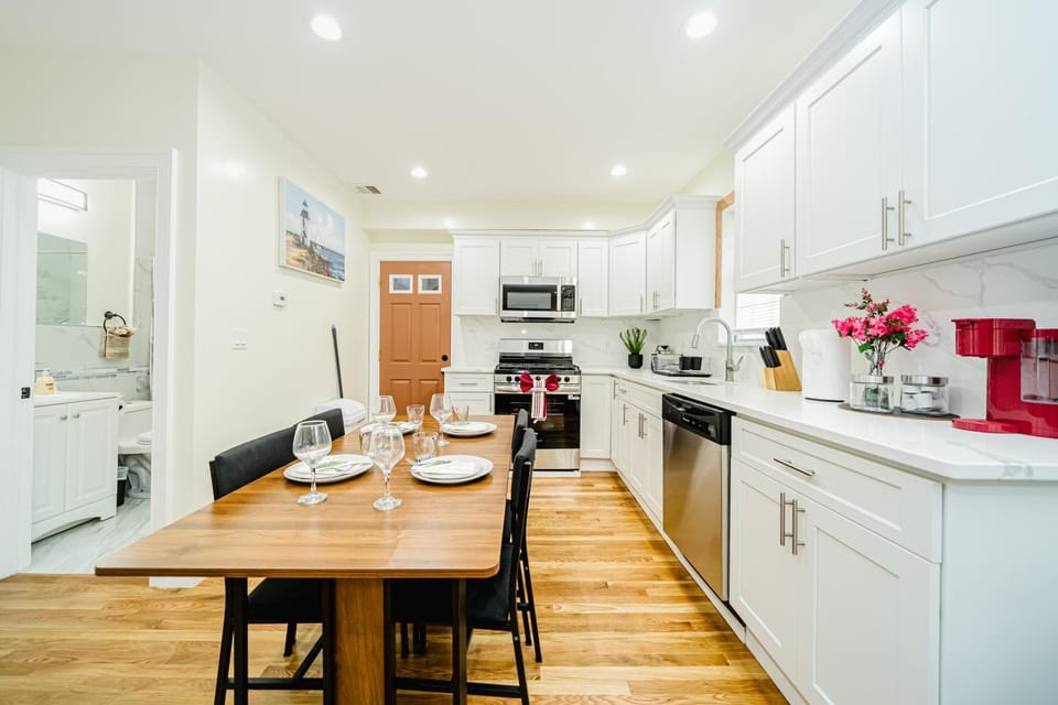 Bright 4BR Boston Summer Apt - Pet-Friendly - Near I-93 & Red Line 37-2 Apartment in Quincy
