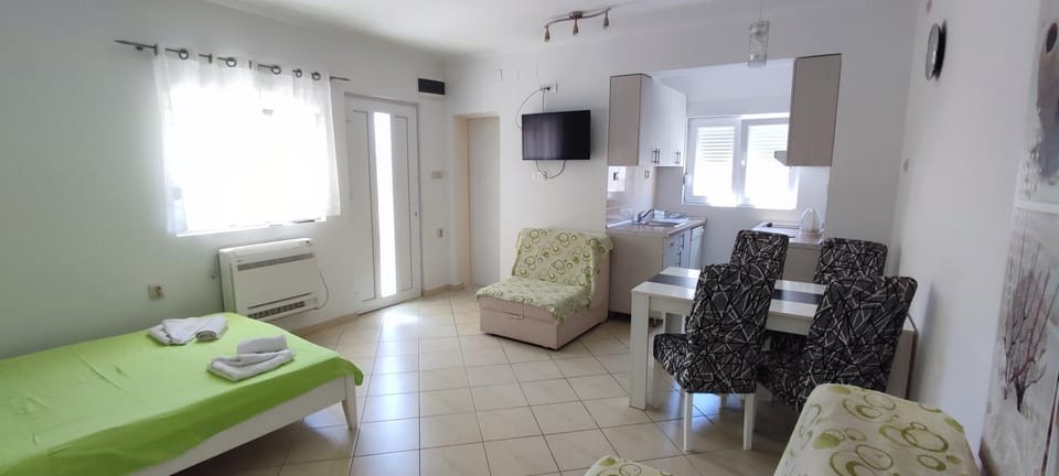 Bathroom, Photo of the whole room, Dining area, Bedroom, kitchen, air conditioner