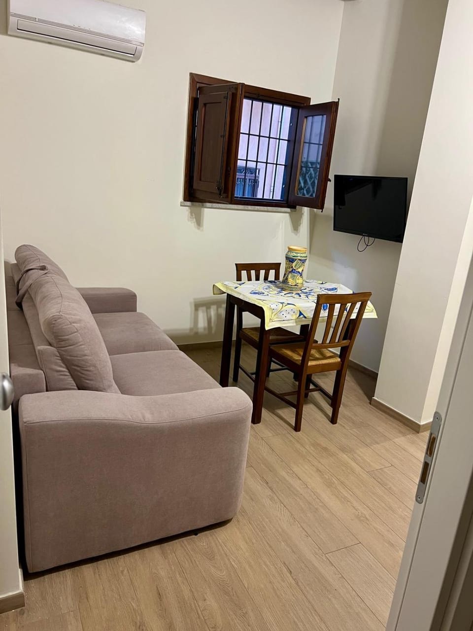 TV and multimedia, Living room, Seating area, Dining area, air conditioner