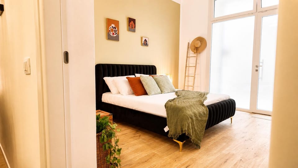 Bed, Living room, Photo of the whole room, Seating area, Bedroom