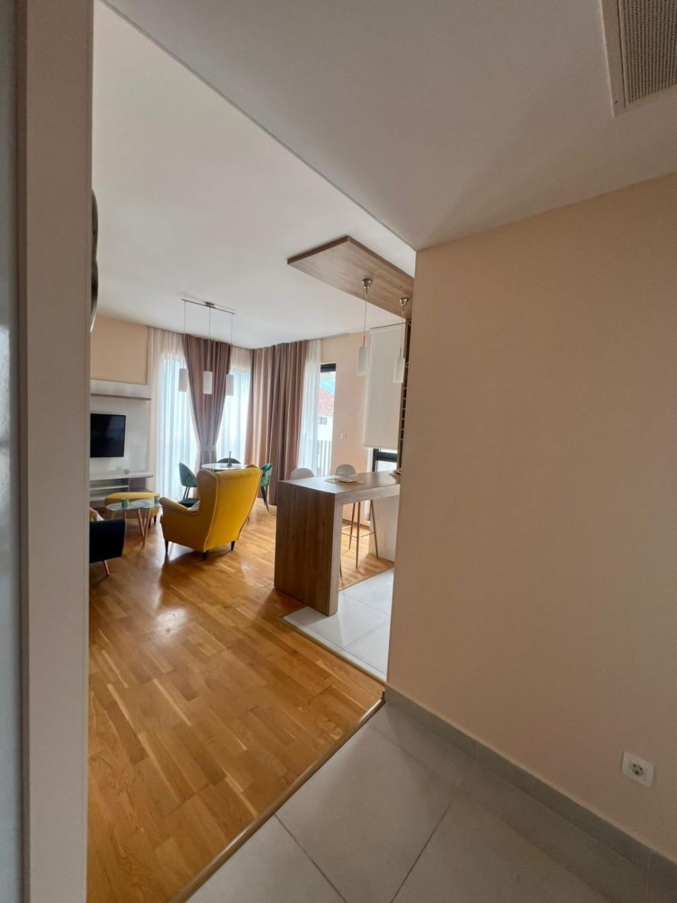 Spacious Green Breeze Apartment - Private Parking Apartment in Kotor Municipality