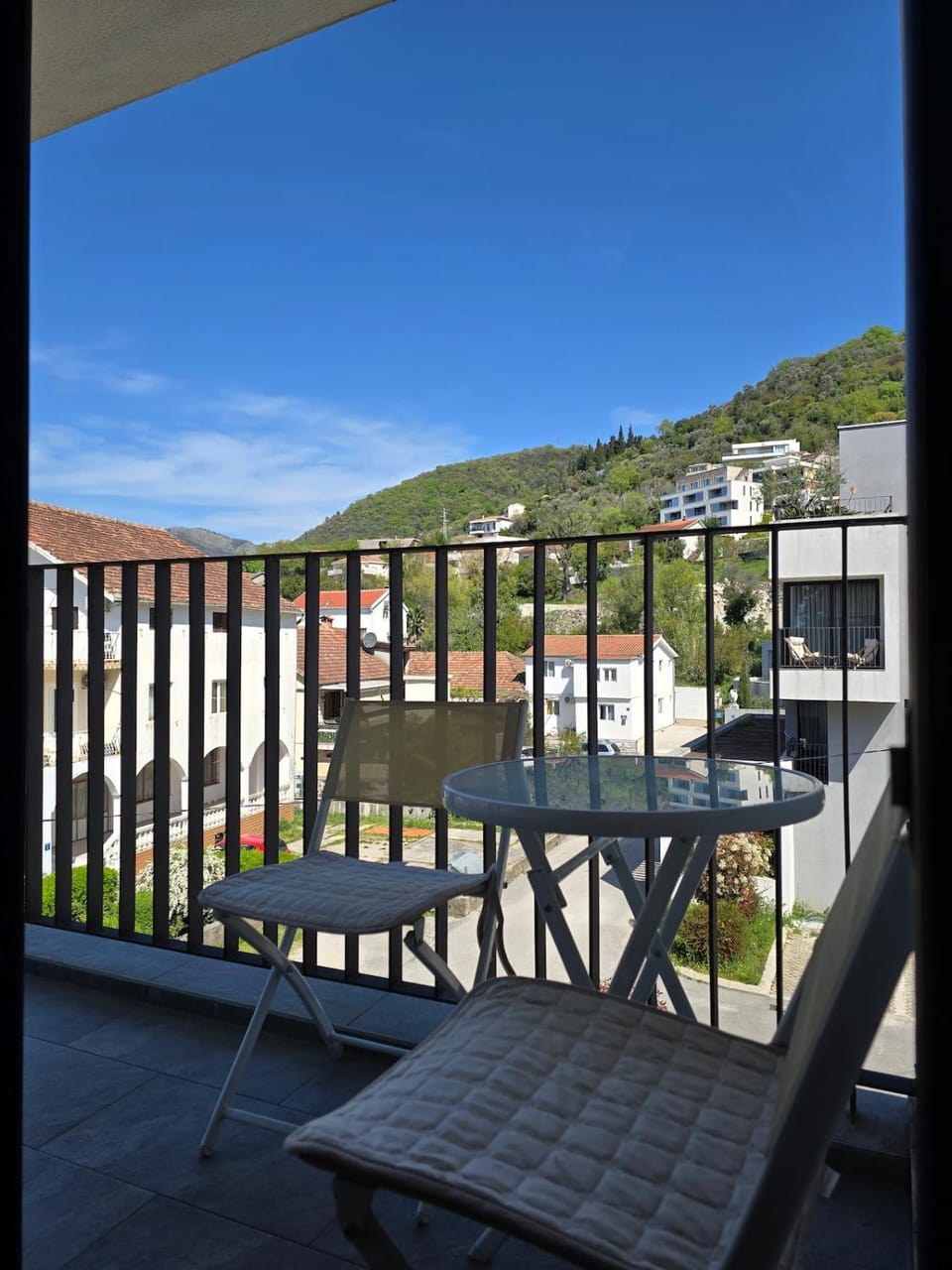 Spacious Green Breeze Apartment - Private Parking Apartment in Kotor Municipality