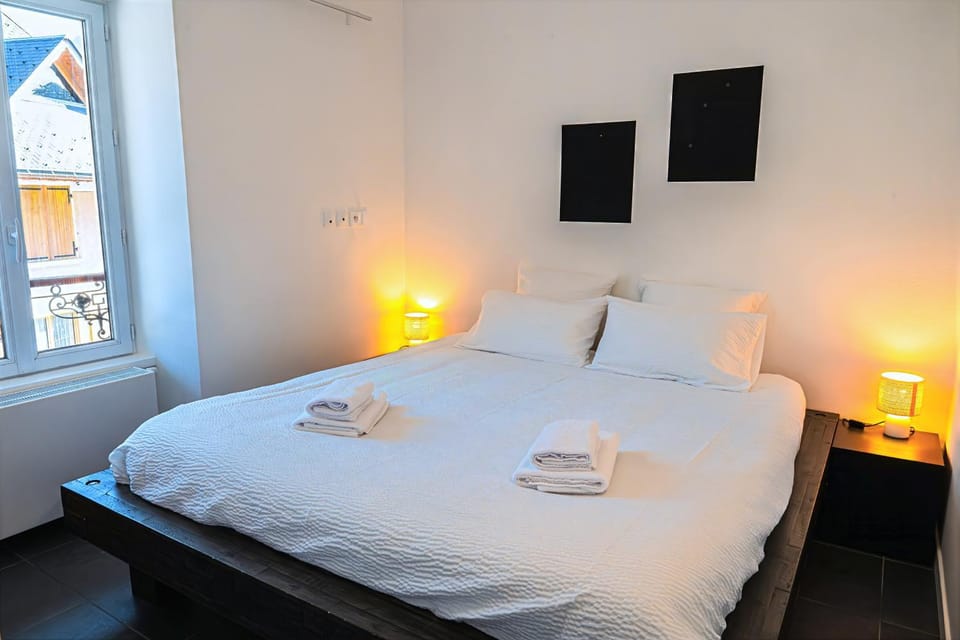 Bed, Photo of the whole room, Bedroom, towels