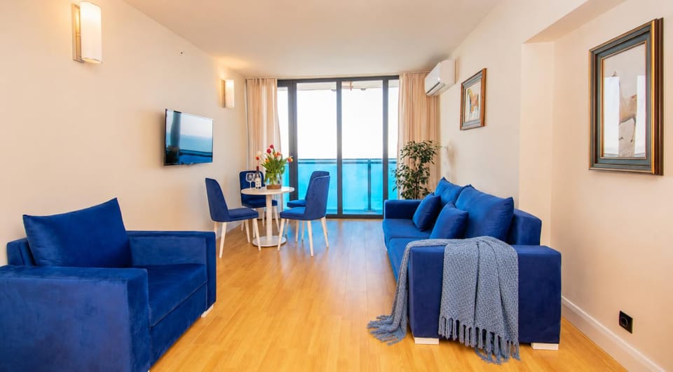 Communal lounge/ TV room, TV and multimedia, Living room, Seating area, Evening entertainment
