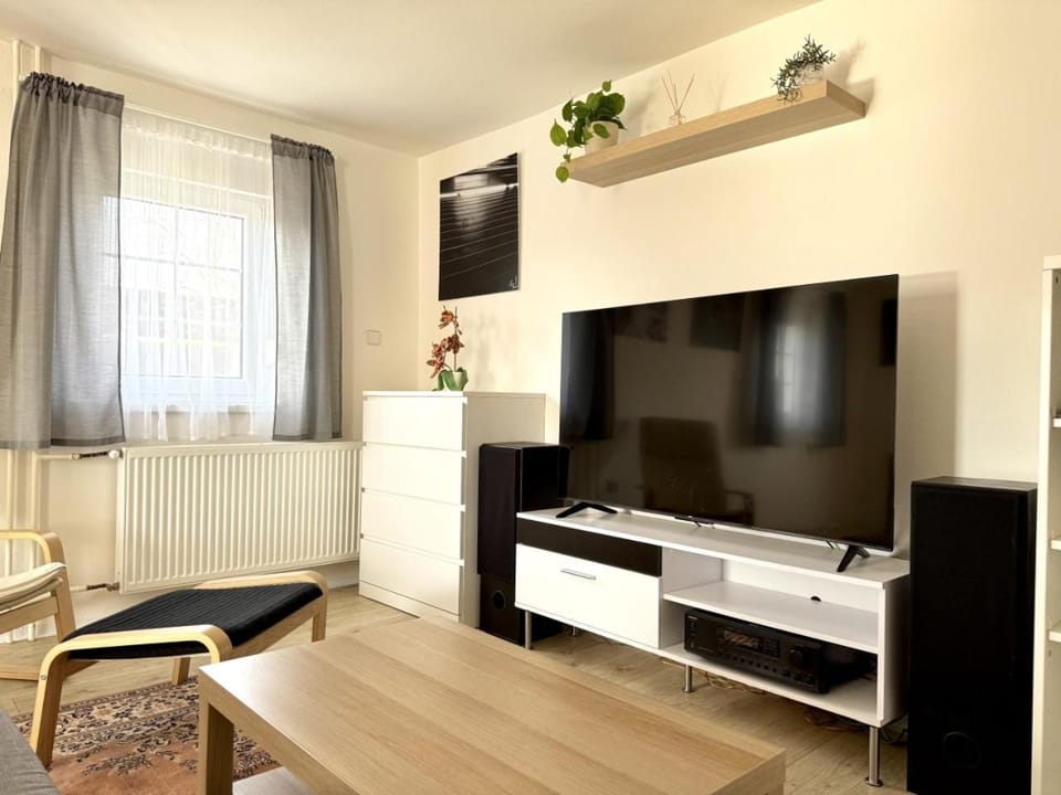Living room, Seating area, internet
