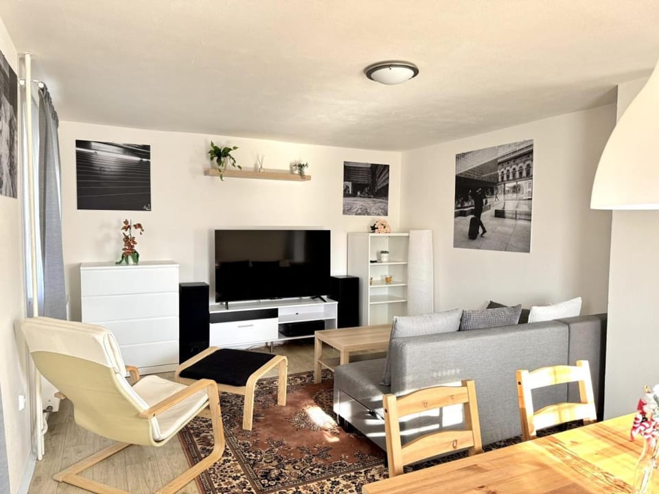 TV and multimedia, Living room, Seating area, Evening entertainment