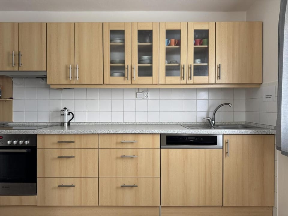 Coffee/tea facilities, Kitchen or kitchenette, stove