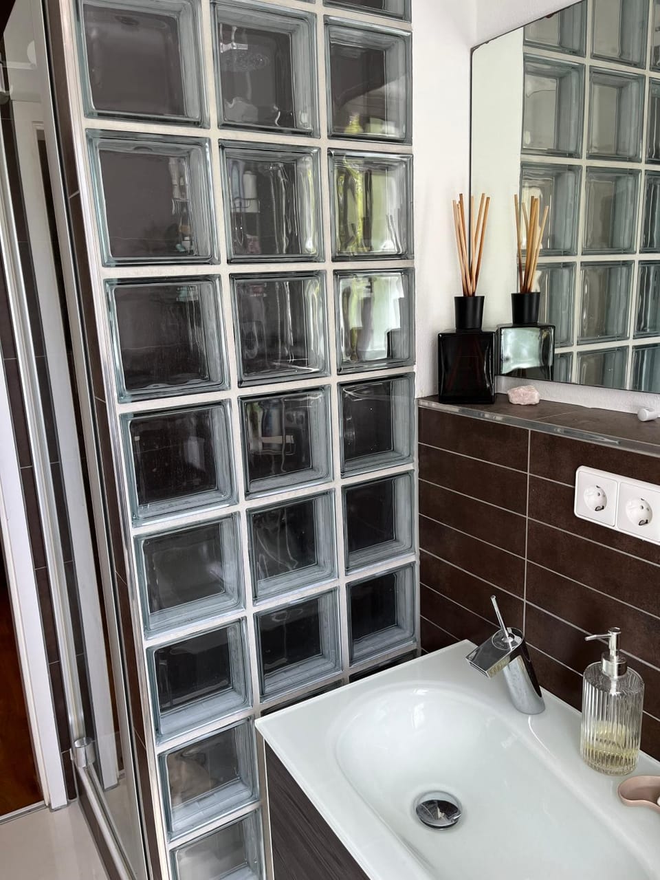 Privatzimmer, eigenes Bad, ruhig, U-Bahn in der Nähe, Women only Vacation rental in Stuttgart