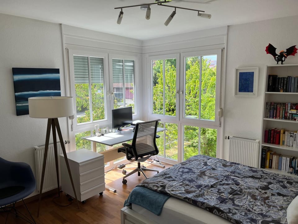 Privatzimmer, eigenes Bad, ruhig, U-Bahn in der Nähe, Women only Vacation rental in Stuttgart