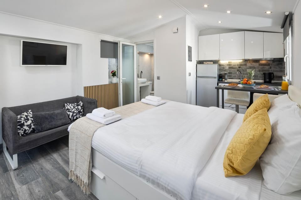 Bed, TV and multimedia, Seating area, towels, kitchen