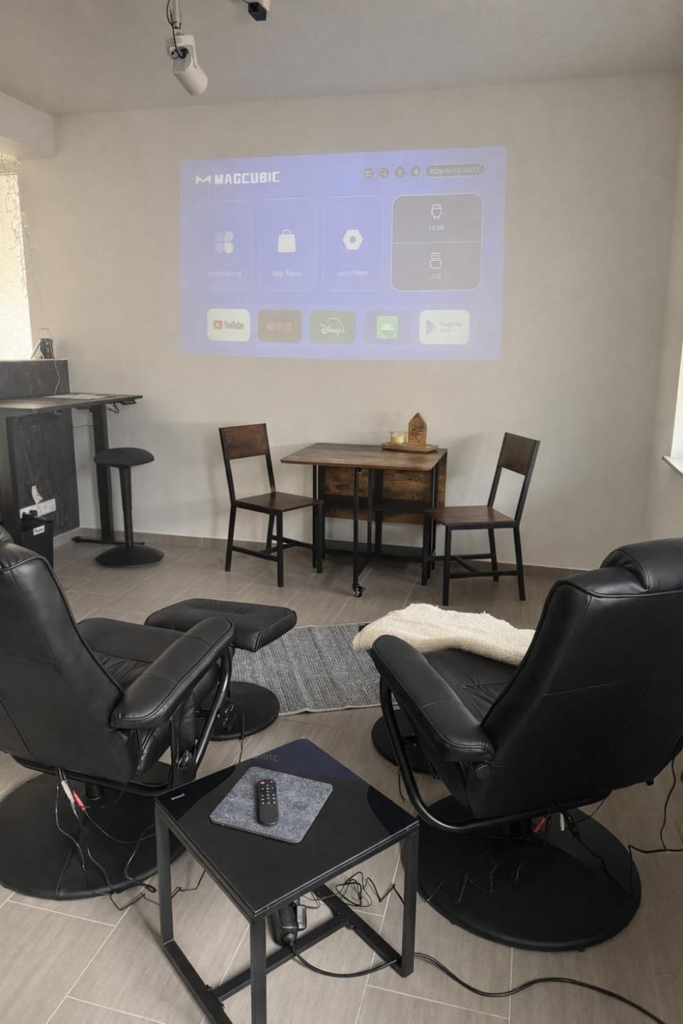 TV and multimedia, Living room, Business facilities, Decorative detail, Seating area, Dining area, Evening entertainment, internet, internet