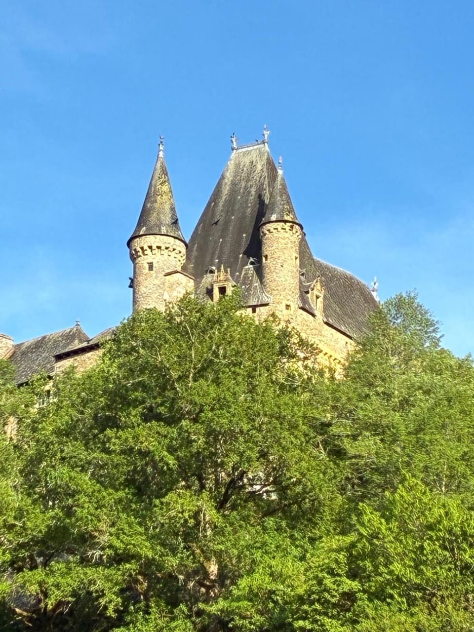 The Nest - Luxury tiny riverside cottage beneath a medieval château House in Nouvelle-Aquitaine
