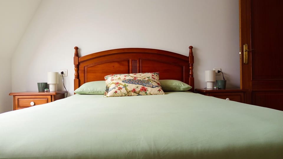 Bed, Photo of the whole room, Bedroom, Landmark view, Mountain view, Sea view