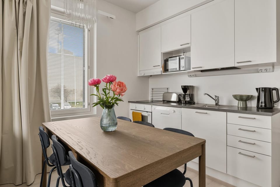 Coffee/tea facilities, Kitchen or kitchenette, Dining area, stove, toaster