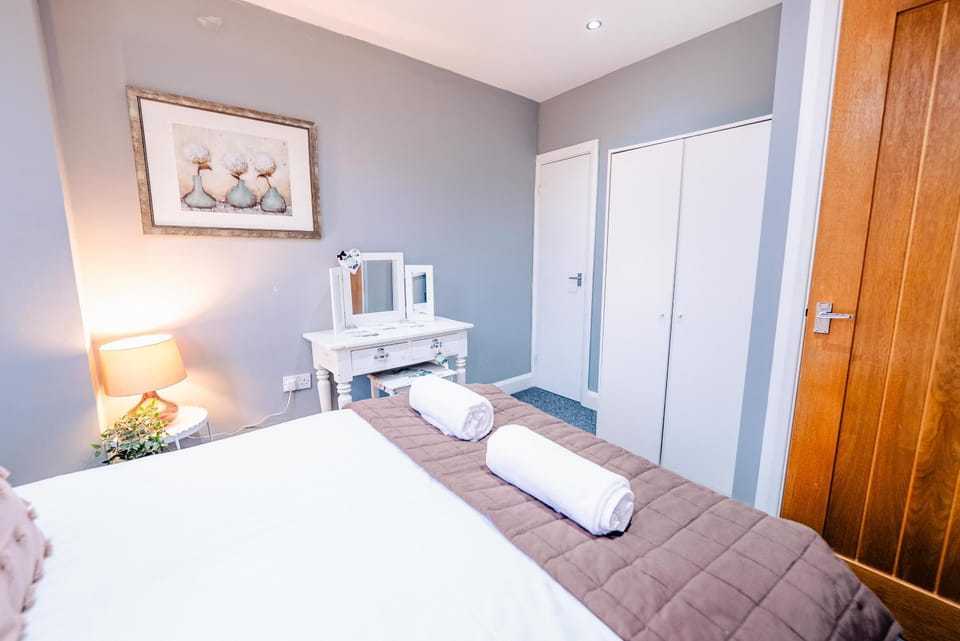 Bed, TV and multimedia, Photo of the whole room, Bedroom, hair dresser, towels, wardrobe