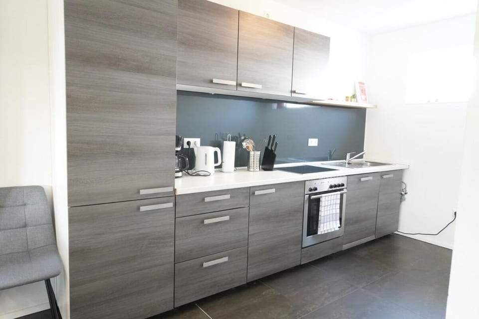 Coffee/tea facilities, Kitchen or kitchenette, dishwasher, oven, stove