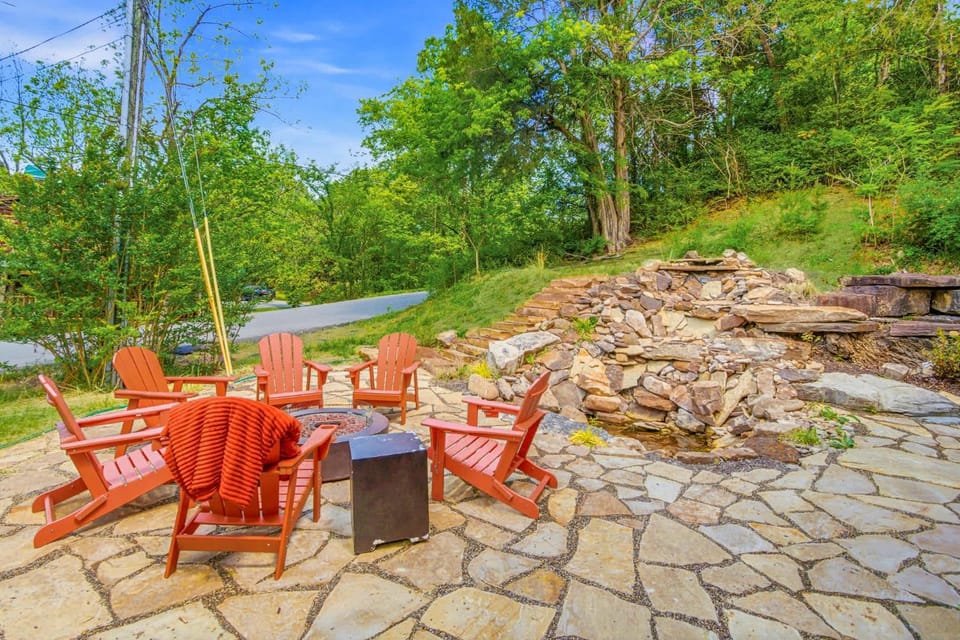 Luxe Riverfront Cabin Walk to Parkway Hot Tub Cabin in Pigeon Forge