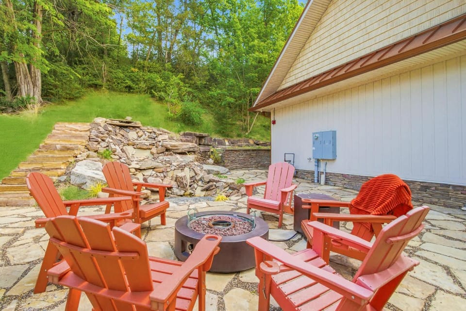 Luxe Riverfront Cabin Walk to Parkway Hot Tub Cabin in Pigeon Forge