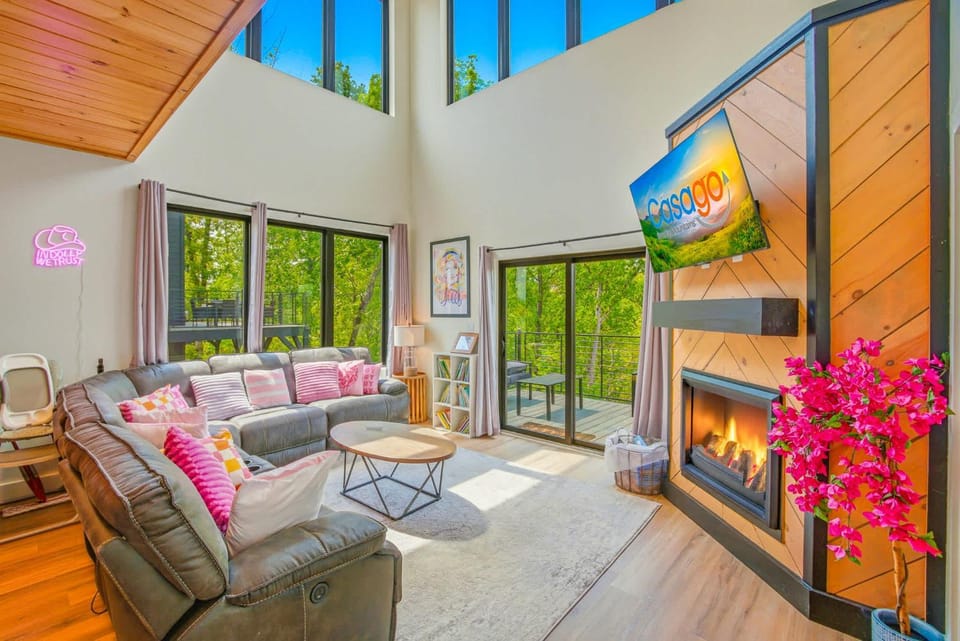 Luxury Cabin Near Dollywood Indoor Pool Hot Tub Cabin in Sevierville
