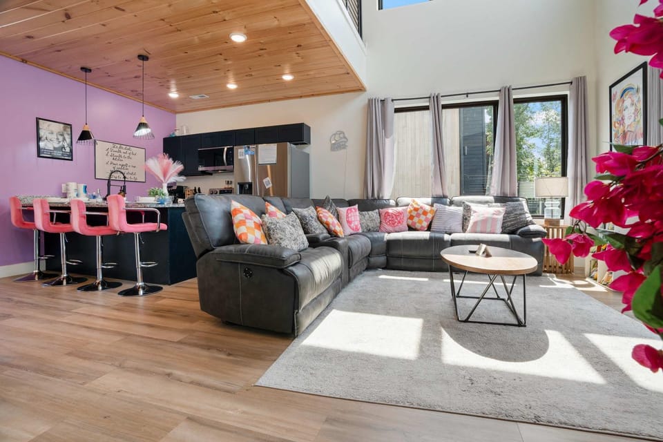 Luxury Cabin Near Dollywood Indoor Pool Hot Tub Cabin in Sevierville