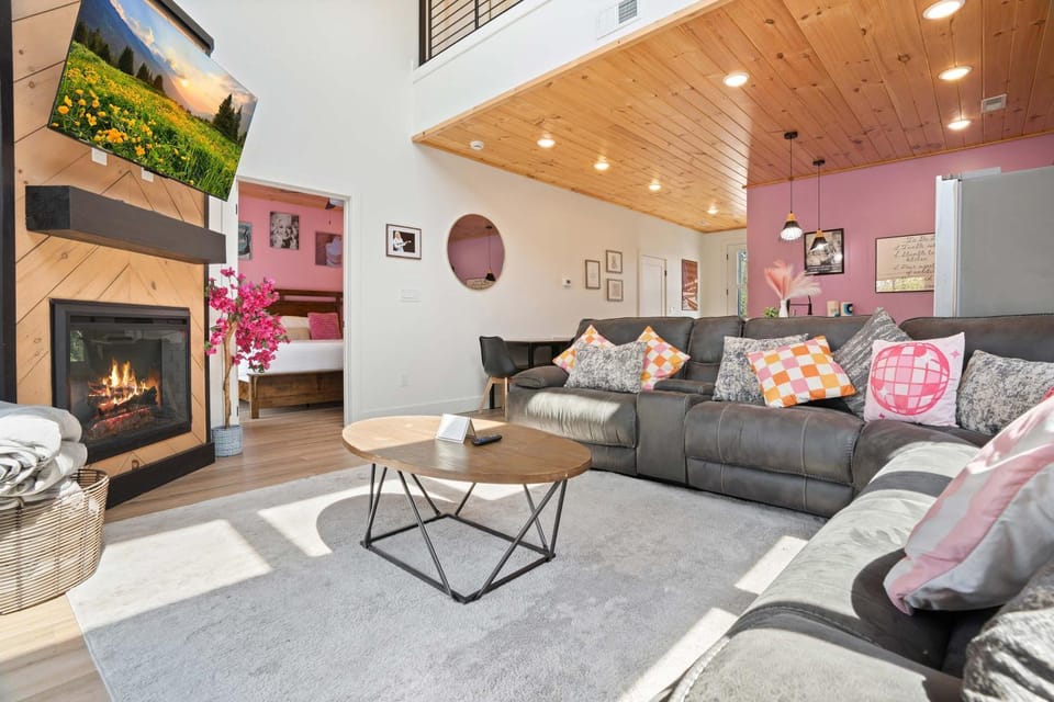Luxury Cabin Near Dollywood Indoor Pool Hot Tub Cabin in Sevierville