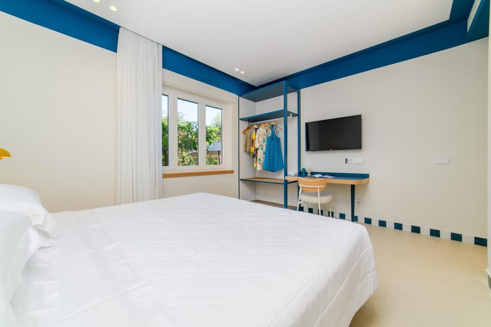 Bed, TV and multimedia, Photo of the whole room, Bedroom
