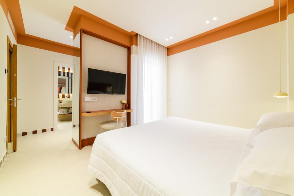 Bed, TV and multimedia, Photo of the whole room, Bedroom