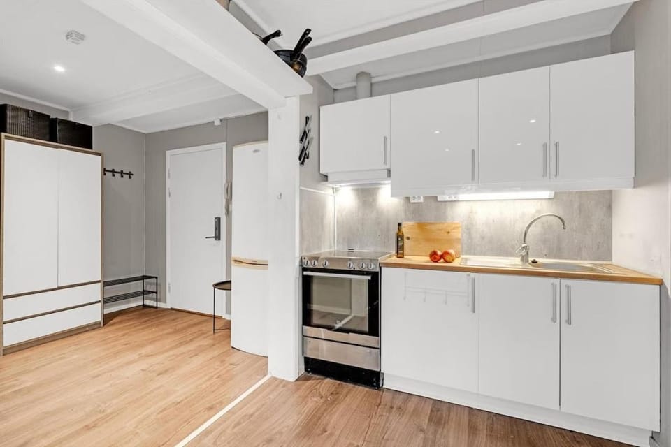Facade/entrance, kitchen
